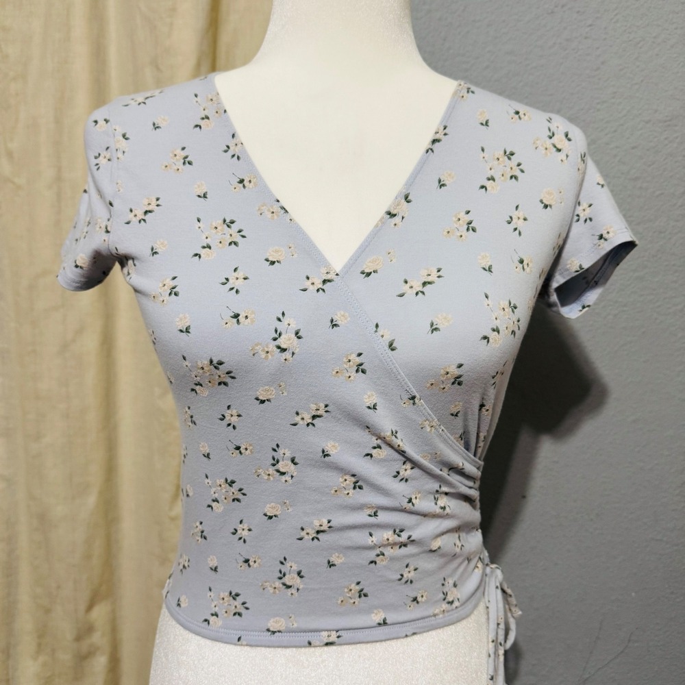 Hollister Light Blue Floral Baby Tee Small Wrap Side‎ Tie V-Neck Short Sleeve